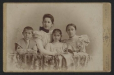 Fotografia kobiety z dziećmi - atelier Lorenza Basiliusa